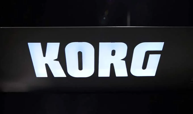 Logotipo retroiluminado de Korg Kross 2